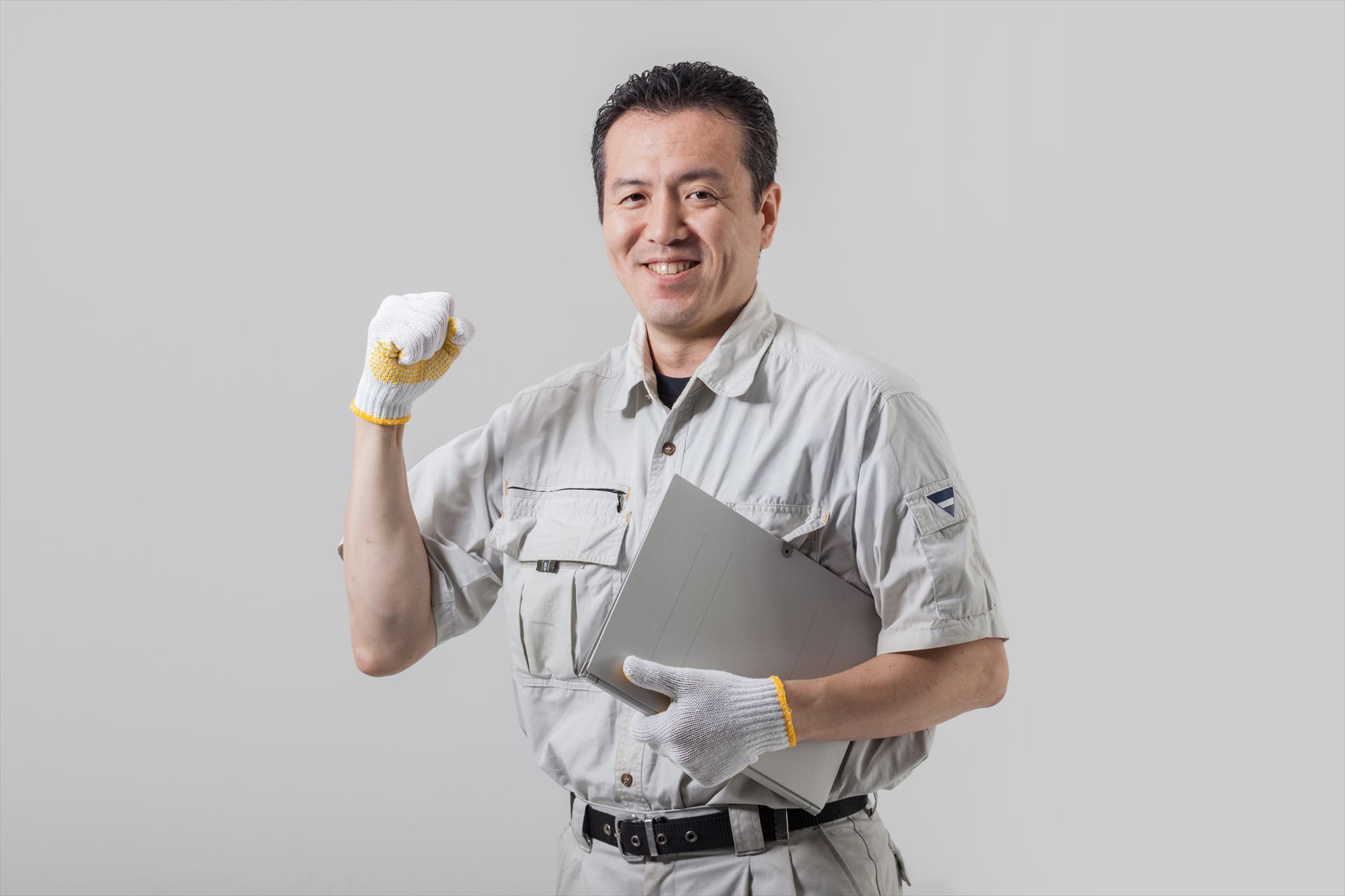 ポーズを決める作業服の男性
